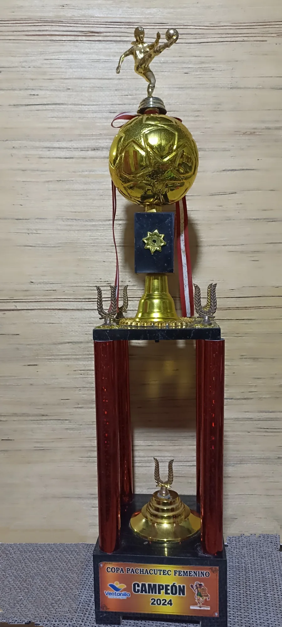 Trofeo del torneo Creciendo con el fútbol de la Federación Peruana de Fútbol